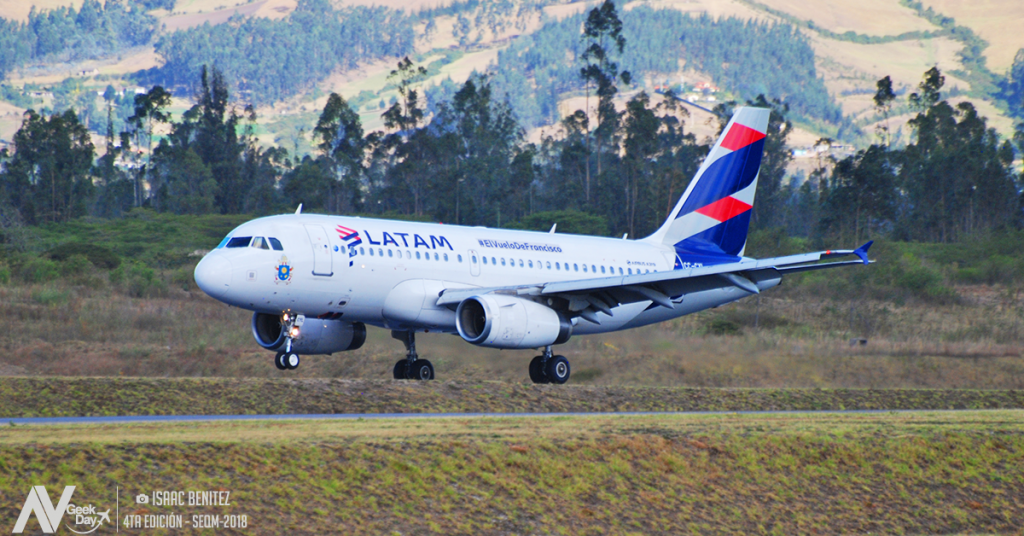 Latam Airlines aterrizando en el Aeropuerto de Quito